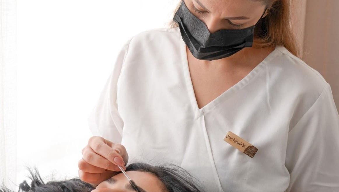 موظفة في ريفا سبا تقدم خدمات العناية بالجمال في عز ظُلفي، منطقة الرياض، السعودية.