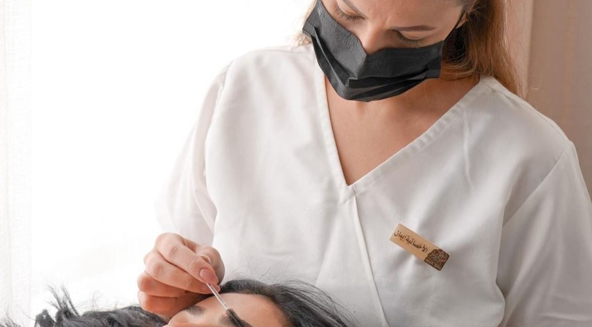 موظفة في ريفا سبا تقدم خدمات العناية بالجمال في عز ظُلفي، منطقة الرياض، السعودية.