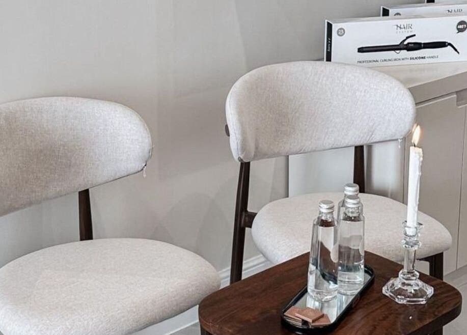 منطقة جلوس أنيقة في ريفا سبا، الزلفي، منطقة الرياض، تبرز الطاولات المريحة والديكور العصري.