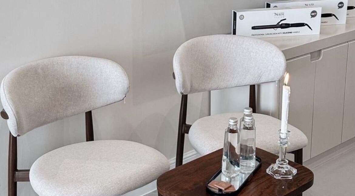 منطقة جلوس أنيقة في ريفا سبا، الزلفي، منطقة الرياض، تبرز الطاولات المريحة والديكور العصري.