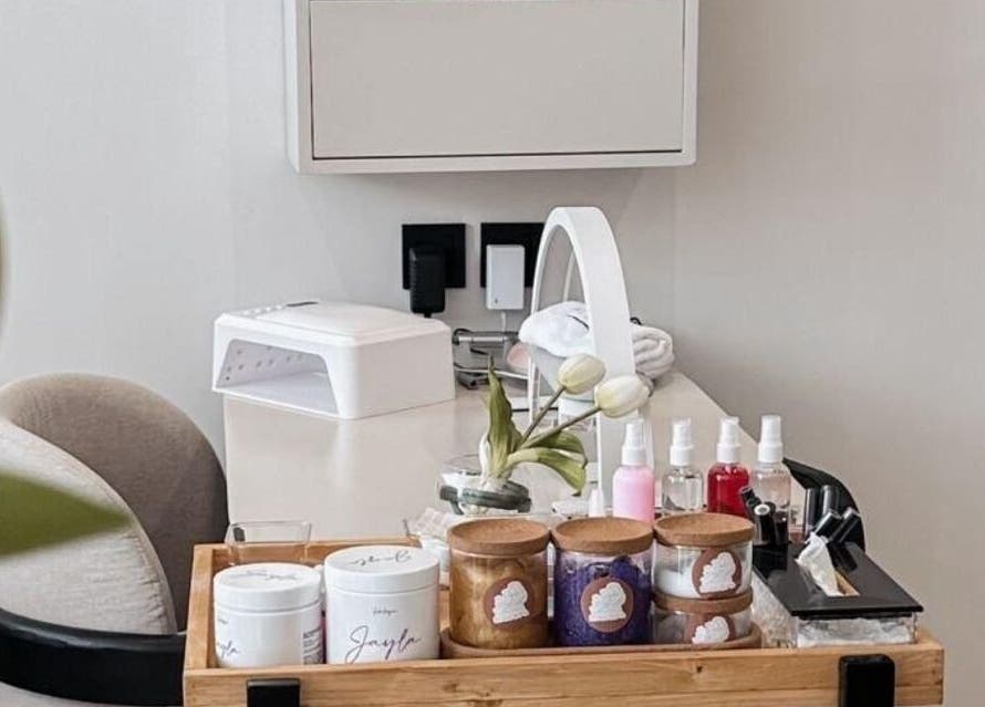 طاولة تجهيزات التجميل في ريفا سبا، الزلفي، منطقة الرياض، السعودية مع مستحضرات رعاية شخصية.