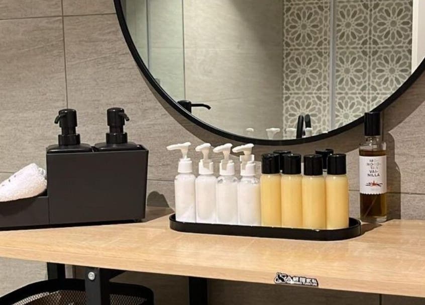 منتجات عناية في ريفا سبا، الزلفي، منطقة الرياض. تصميم أنيق يعكس الفخامة والجودة.