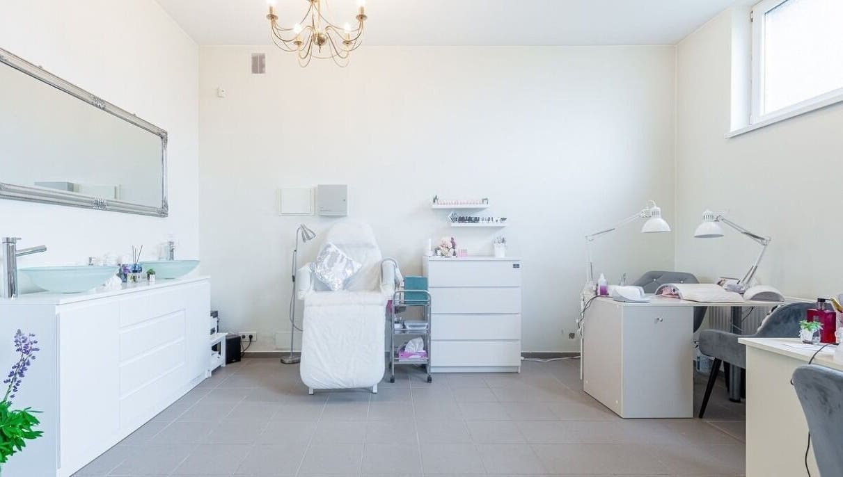 Šviesus interjeras Nails City, Vilnius, Vilniaus Apskritis, LT su manikiūro stalu ir lempomis.