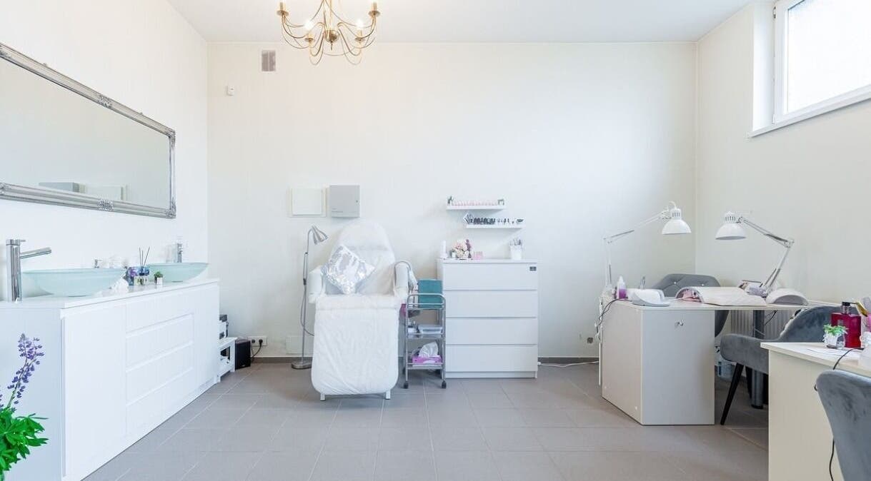 Šviesus interjeras Nails City, Vilnius, Vilniaus Apskritis, LT su manikiūro stalu ir lempomis.