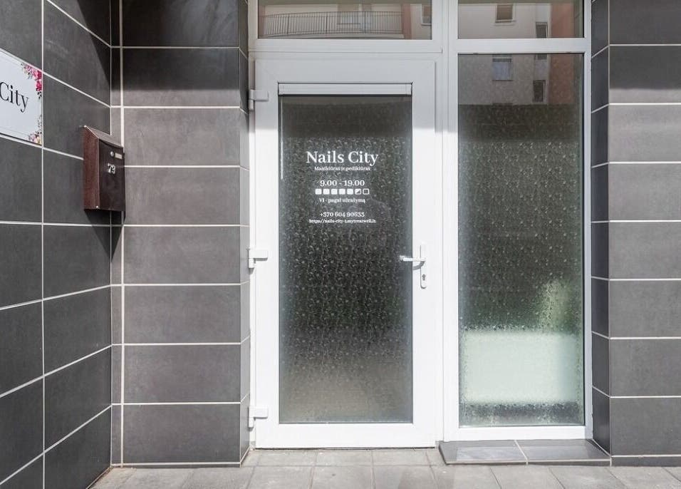 Nagai Miesto Vilnius įėjimas su elegantiškomis durimis ir keraminėmis plytelėmis.