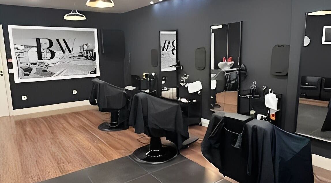 Interior moderno da BWBARBEARIA em Nogueiró, Braga, PT com cadeiras de barbearia elegantes.