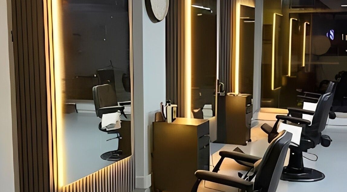 Interior moderno e elegante de BWBARBEARIA em Nogueiró, Braga, PT com cadeiras confortáveis e iluminação suave.