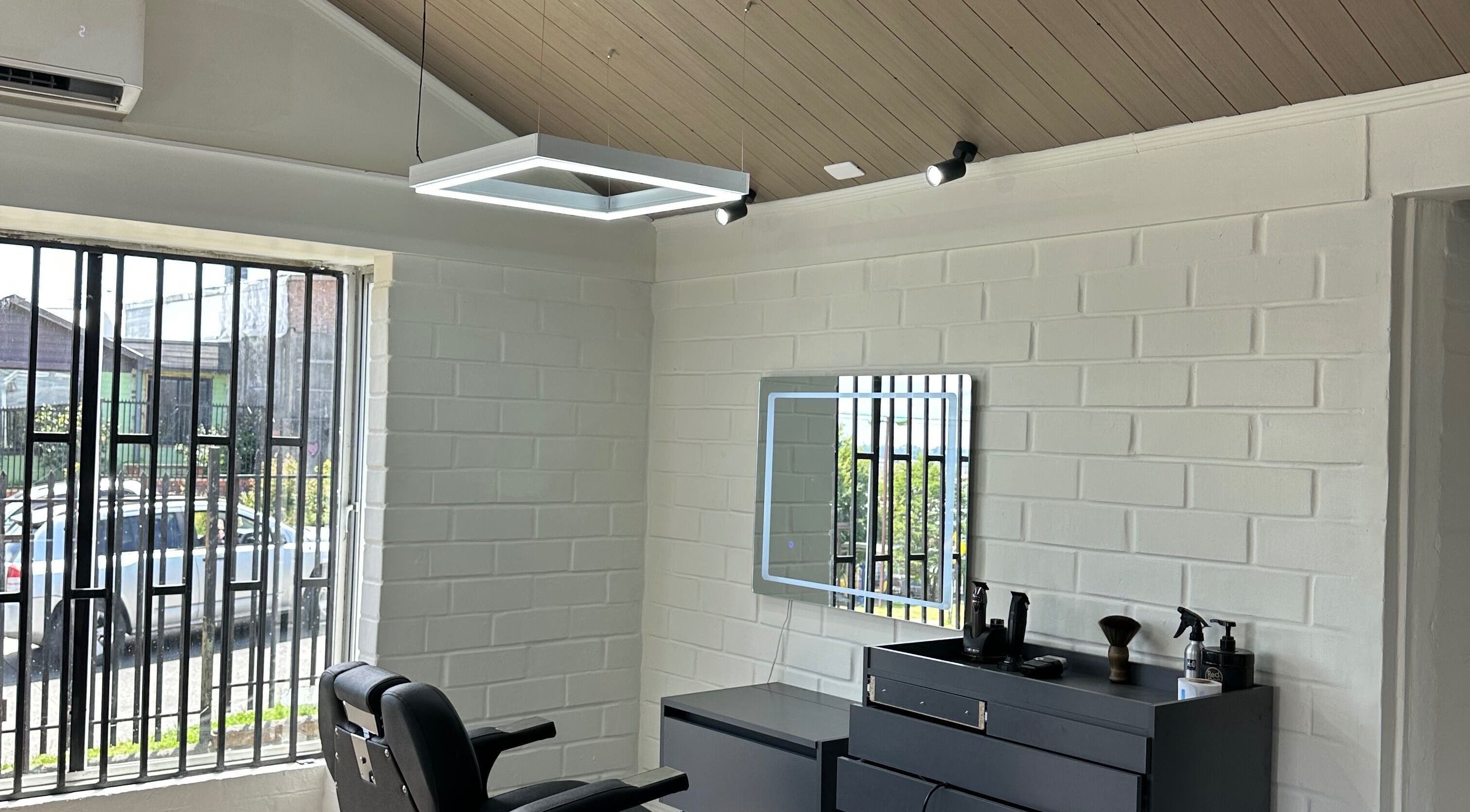 Interior moderno en FORJA STUDIO, Puerto Montt, Los Lagos, CL. Silla de peluquería y espejo iluminado.