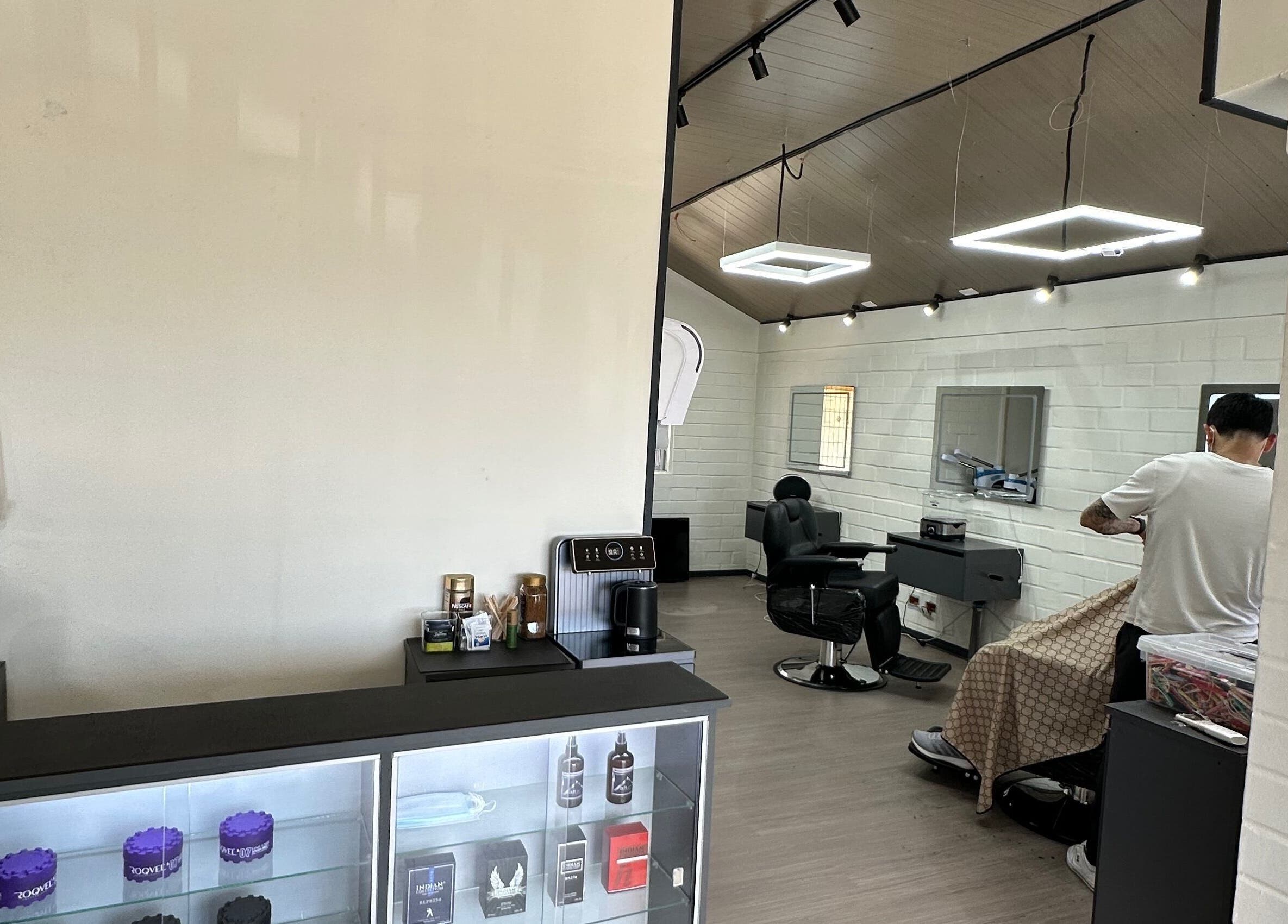 Interior moderno de FORJA STUDIO en Puerto Montt, Los Lagos, CL con estación de peluquería activa.