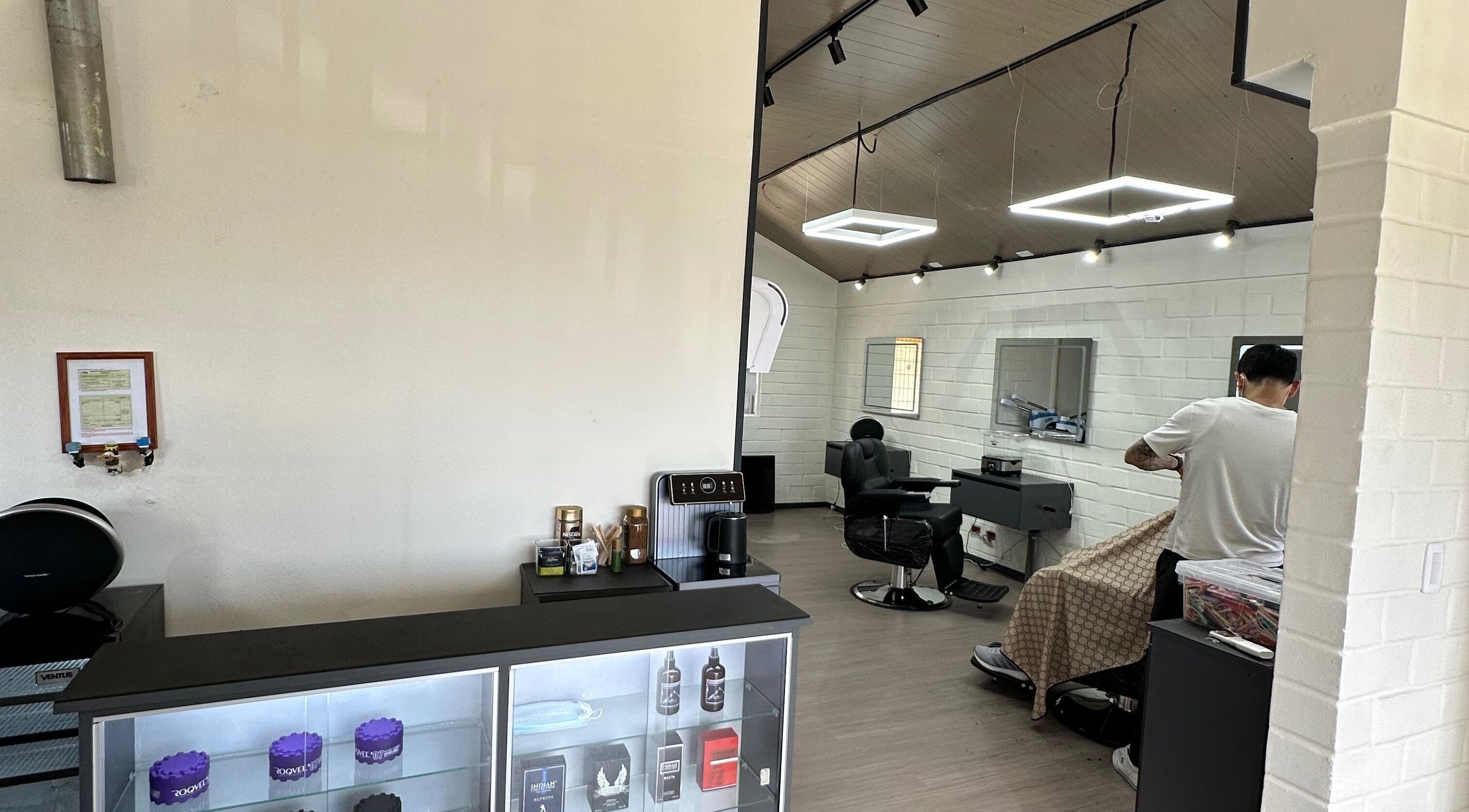 Interior moderno de FORJA STUDIO en Puerto Montt, Los Lagos, CL con estación de peluquería activa.