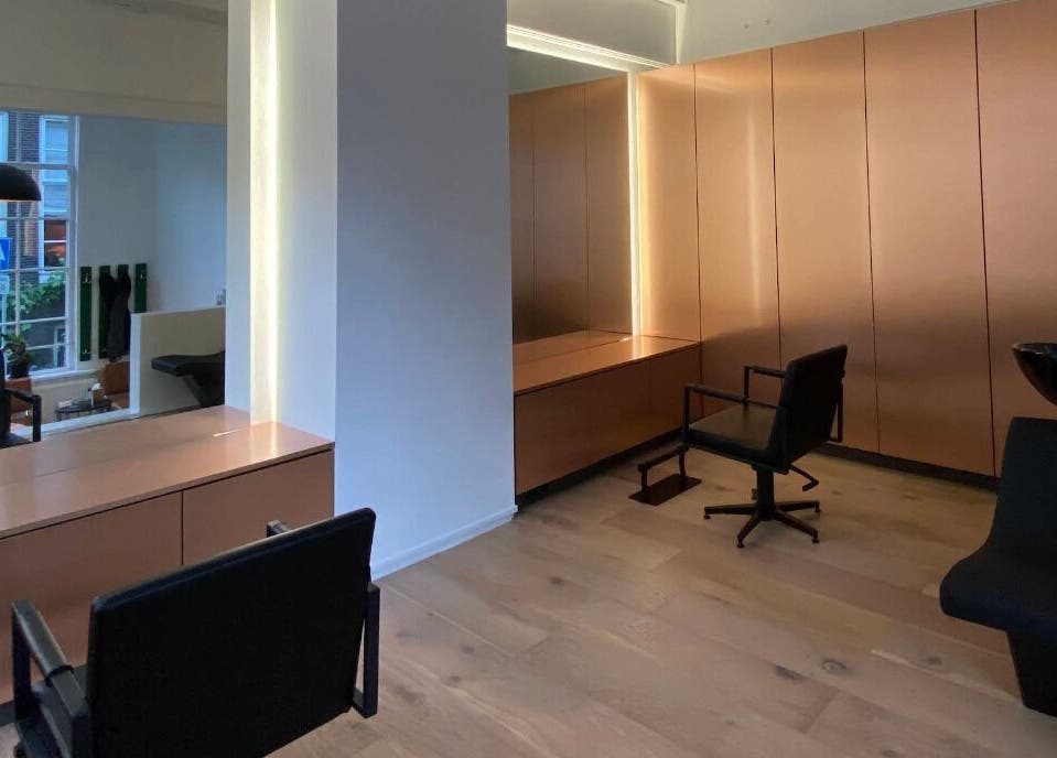 Interieur van Faces in Amsterdam, Noord-Holland, NL met stijlvolle salonstoelen en een strakke inrichting.