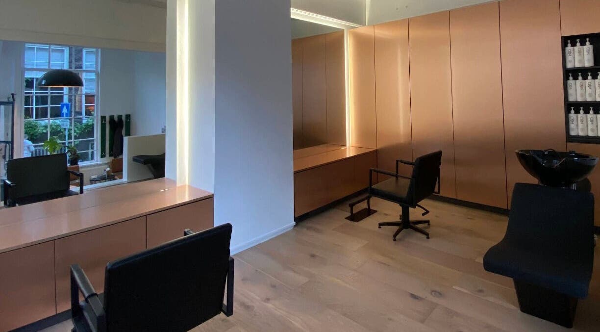 Interieur van Faces in Amsterdam, Noord-Holland, NL met stijlvolle salonstoelen en een strakke inrichting.