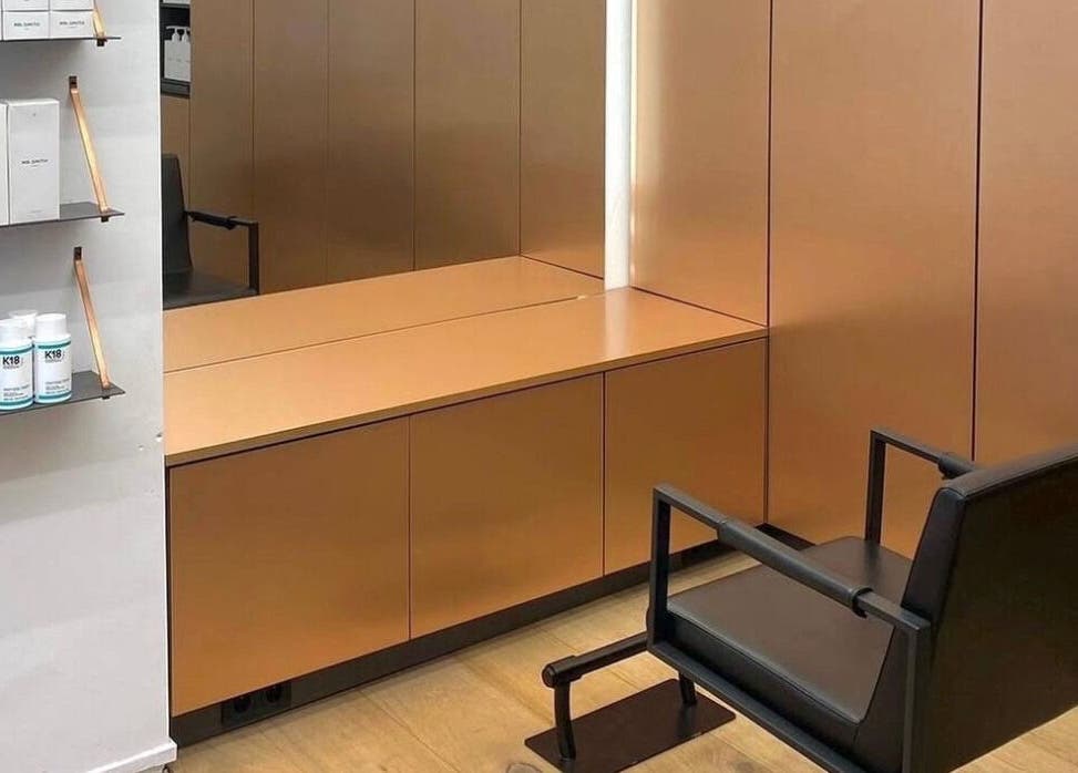 Stijlvolle salonhoek met spiegel bij Faces, Amsterdam, Noord-Holland, NL.