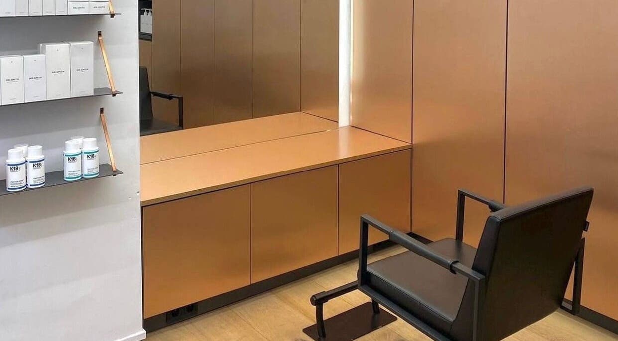 Stijlvolle salonhoek met spiegel bij Faces, Amsterdam, Noord-Holland, NL.