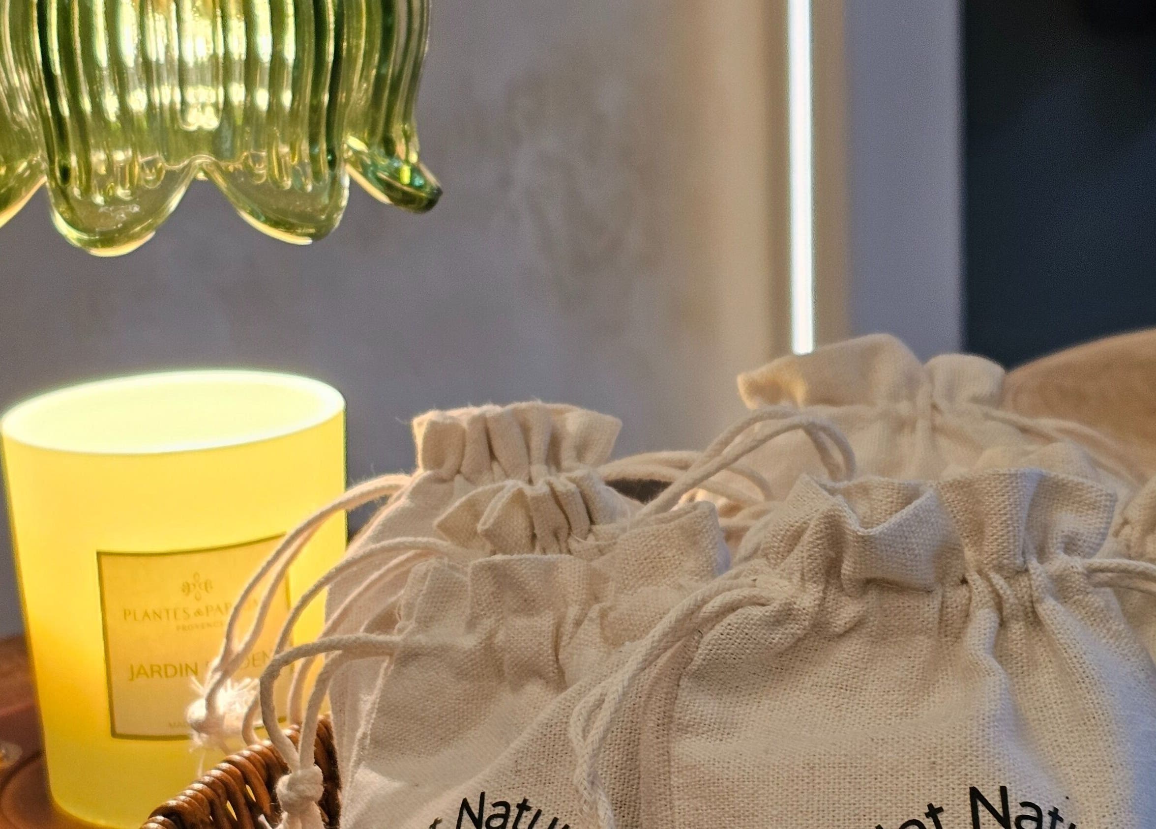 Lámpara y velas en Éclat Naturel studio INC en Montréal, Québec, CA, creando un ambiente cálido y acogedor.