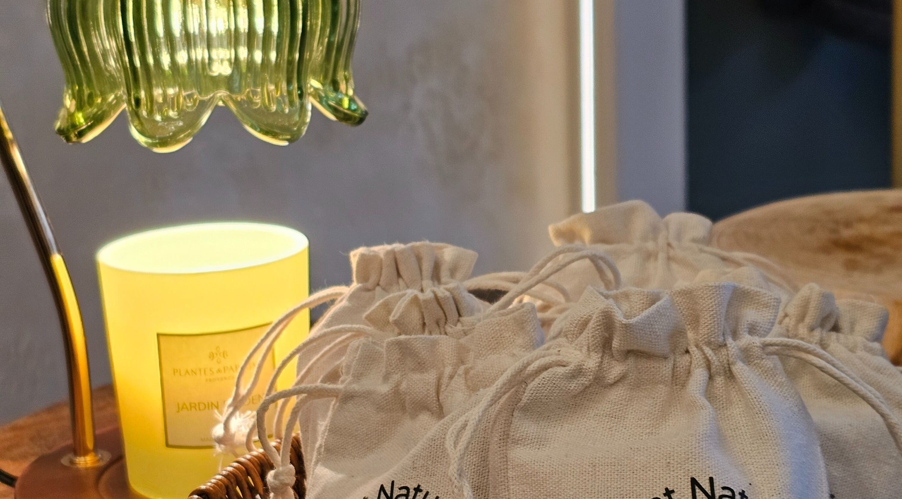 Lámpara y velas en Éclat Naturel studio INC en Montréal, Québec, CA, creando un ambiente cálido y acogedor.