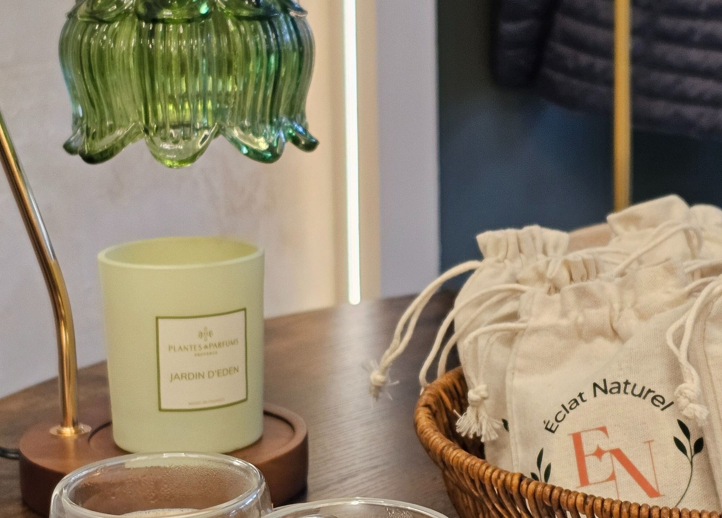 Vela y bolsas en Éclat Naturel studio INC, aportando un toque acogedor en Montréal, Québec, CA.