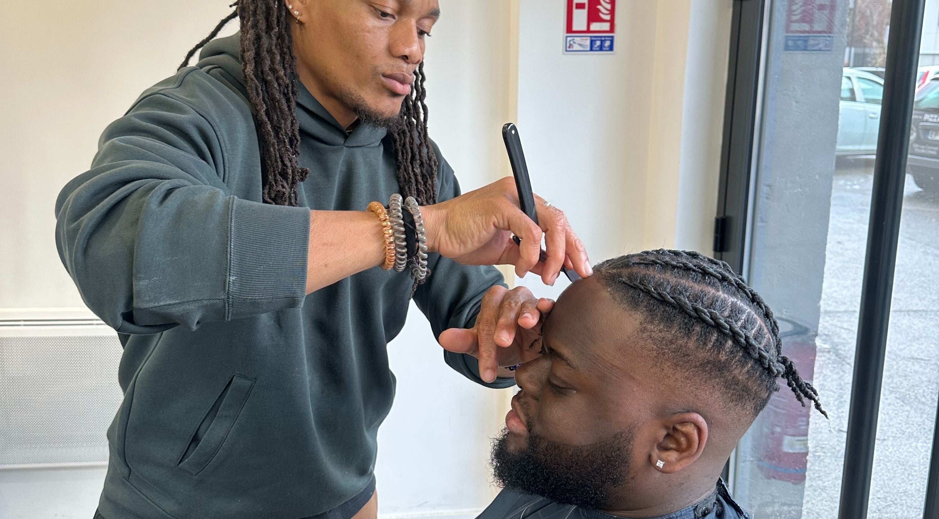 Coiffeur réalisant une coupe tendance chez Art Coif Shop, Tourcoing, Hauts-de-france, FR.