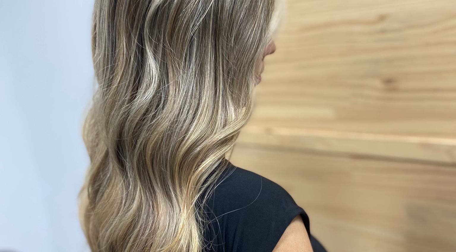 Peinado con ondas doradas en Inma Gallardo Peluquería, Puerto Real, Andalucía, ES.