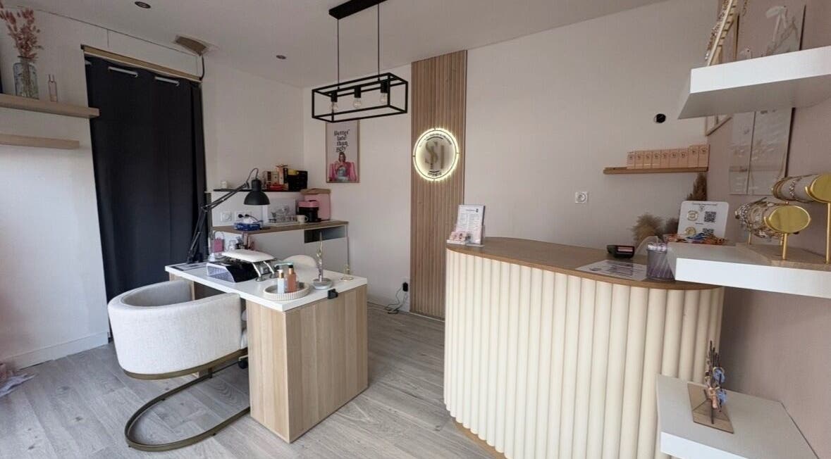 Intérieur élégant du Studio H, situé à Cagnicourt, Hauts-de-France, FR, avec un design moderne et accueillant.