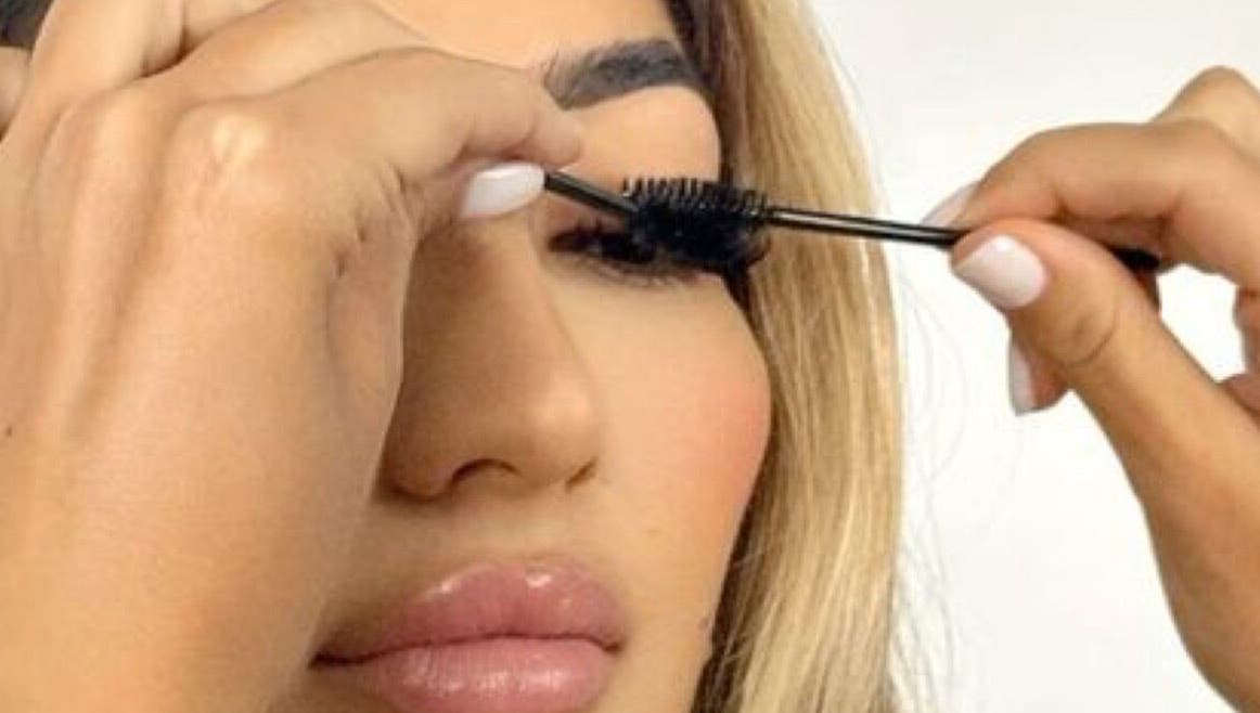 Application de mascara chez Lashroom AKJ, Carmaux, Occitanie, FR pour des cils parfaits.