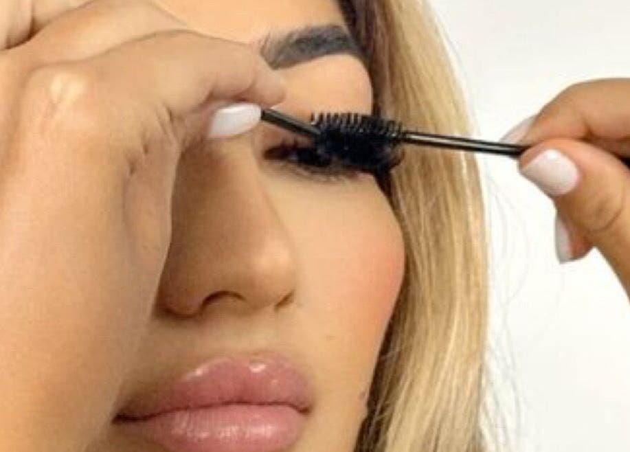 Application de mascara chez Lashroom AKJ, Carmaux, Occitanie, FR pour des cils parfaits.