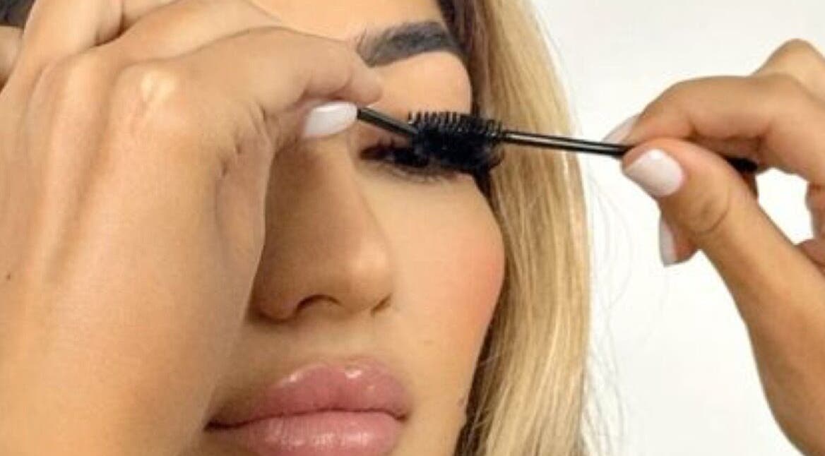 Application de mascara chez Lashroom AKJ, Carmaux, Occitanie, FR pour des cils parfaits.