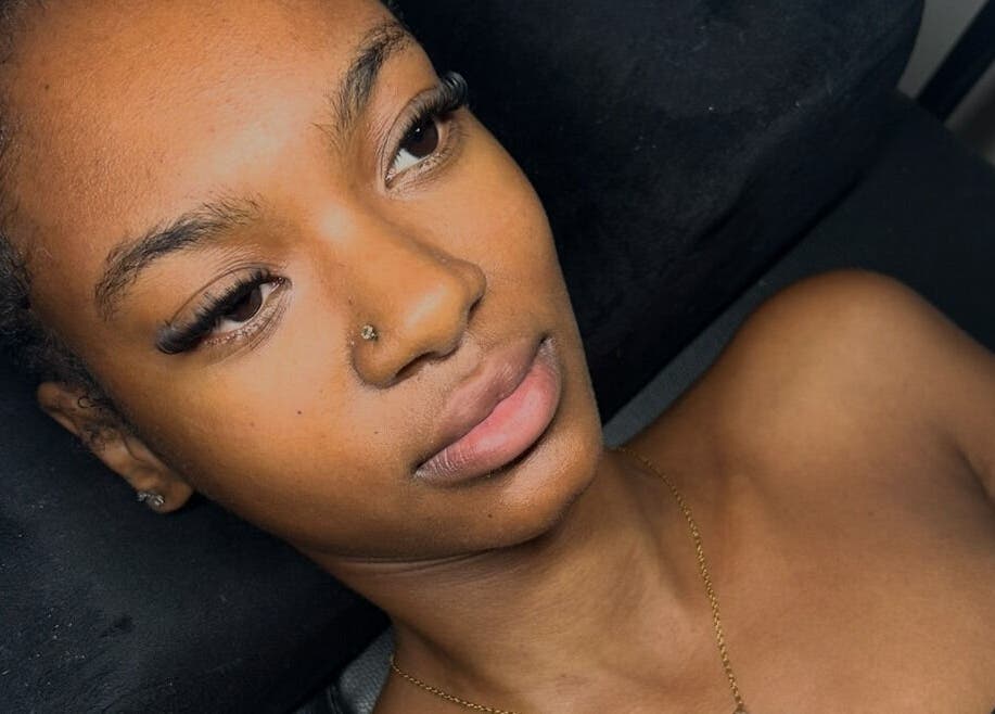 Extensions de cils raffinées à Lashroom AKJ, Carmaux, Occitanie, FR capturent la beauté naturelle.