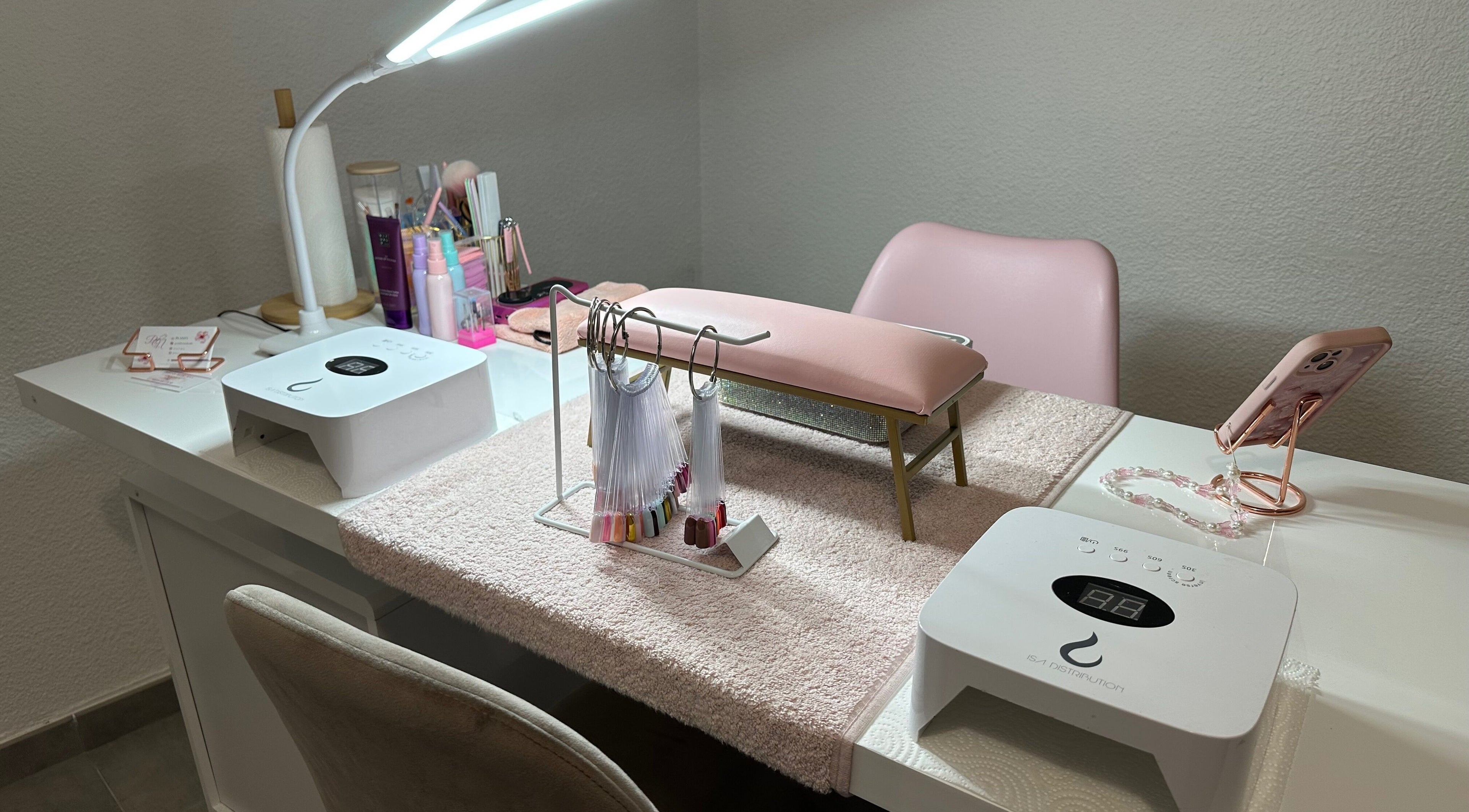 Station de manucure moderne chez Petit Bout d'Nails, Romans-sur-Isère, Auvergne-Rhône-Alpes, FR.