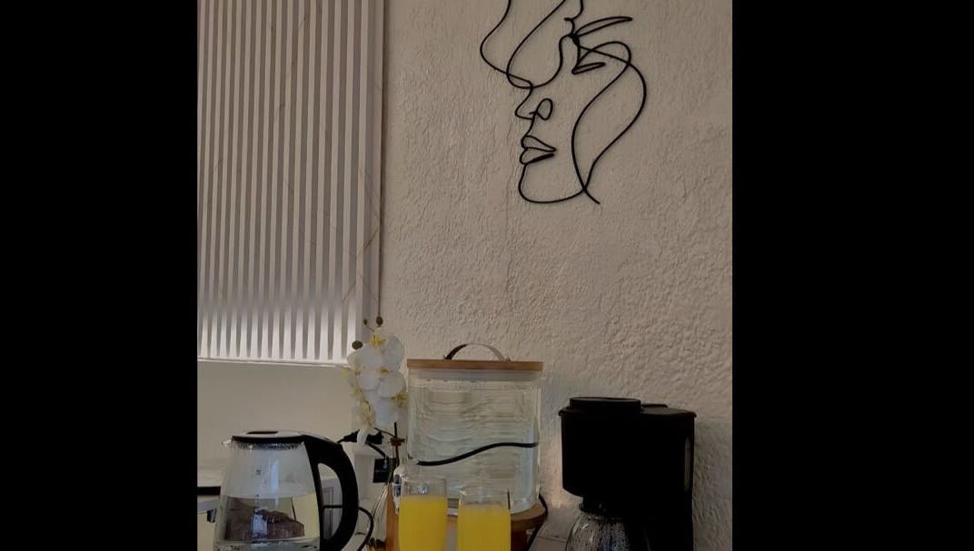 Detalle estilizado y bebidas frescas en Misfit Beauty, Quito, Pichincha, EC.