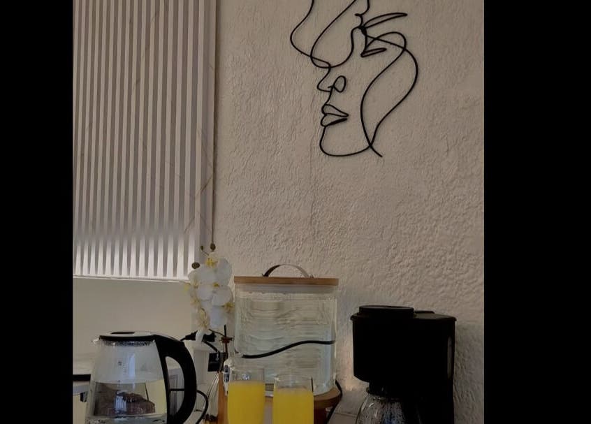 Detalle estilizado y bebidas frescas en Misfit Beauty, Quito, Pichincha, EC.