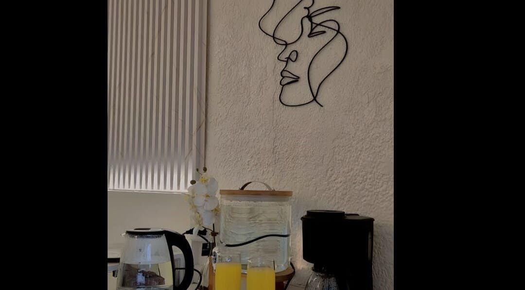 Detalle estilizado y bebidas frescas en Misfit Beauty, Quito, Pichincha, EC.