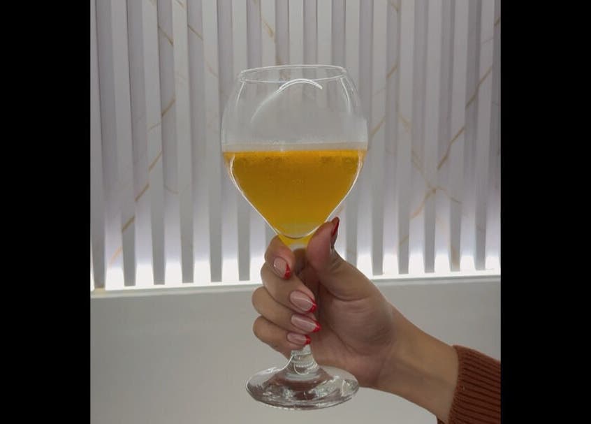 Mano levantando copa en Misfit Beauty, Quito, Pichincha, EC. Ambiente estilizado y acogedor.