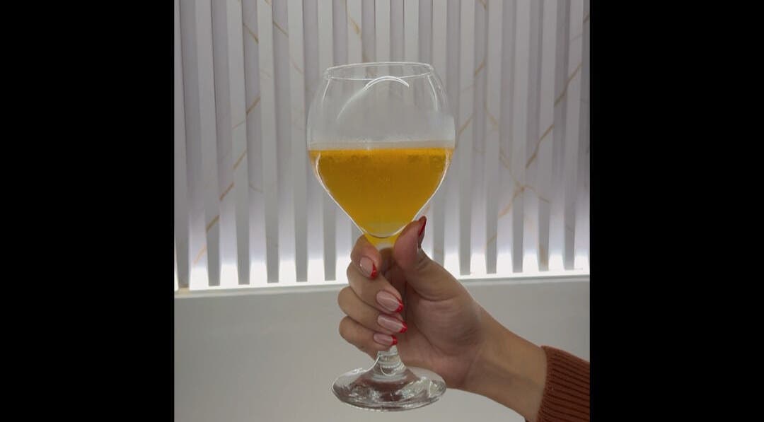 Mano levantando copa en Misfit Beauty, Quito, Pichincha, EC. Ambiente estilizado y acogedor.