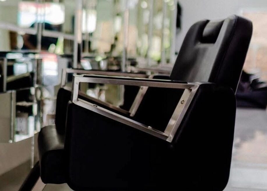 Luxury salon chair at Angel Rodríguez @Glam house, Puerto Vallarta, Jalisco, MX, reflecting elegance and comfort.