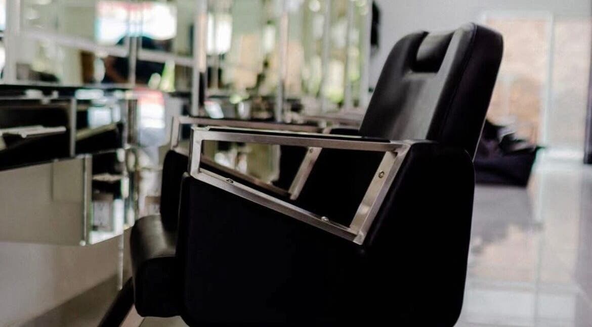 Luxury salon chair at Angel Rodríguez @Glam house, Puerto Vallarta, Jalisco, MX, reflecting elegance and comfort.