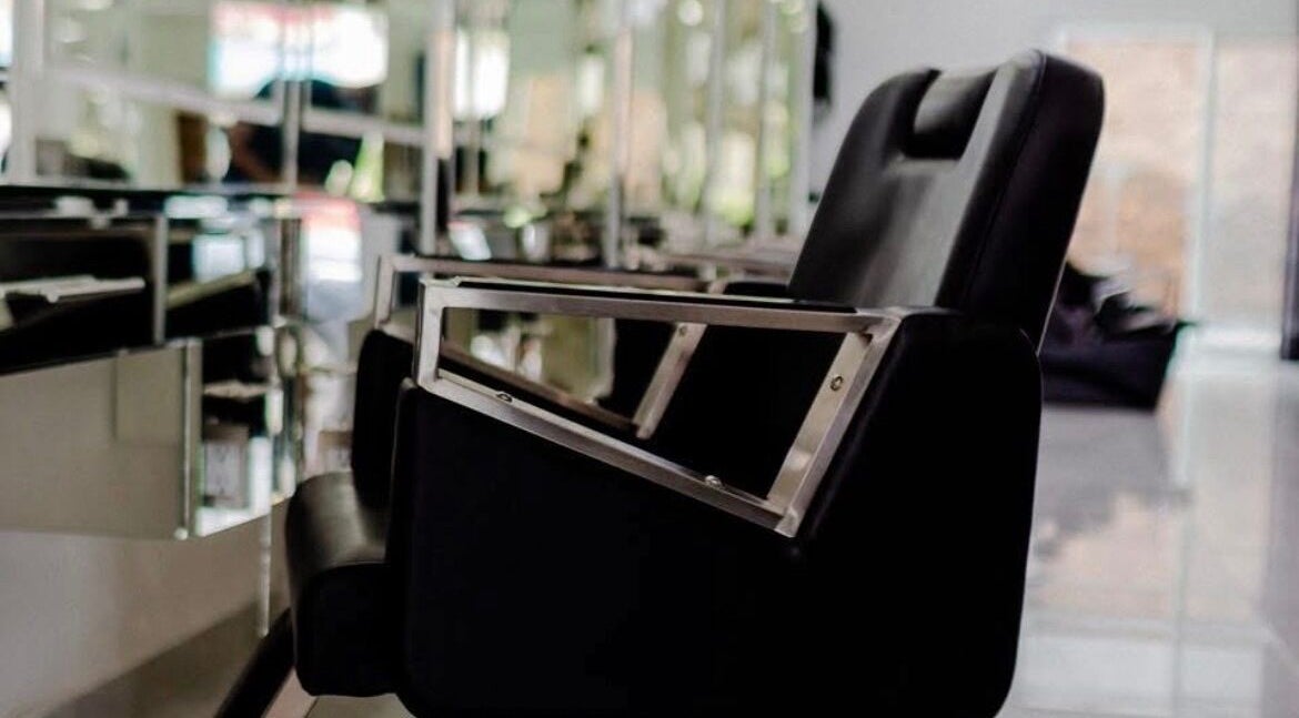 Luxury salon chair at Angel Rodríguez @Glam house, Puerto Vallarta, Jalisco, MX, reflecting elegance and comfort.