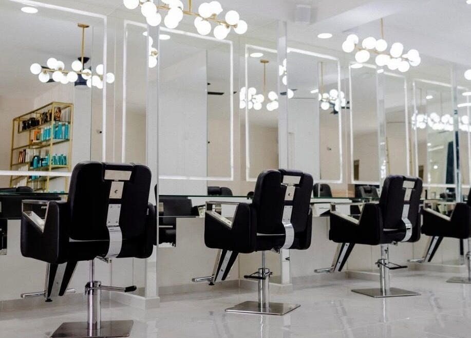 Elegant salon setup at Angel Rodríguez @Glam House, Puerto Vallarta, Jalisco, MX with modern black chairs.