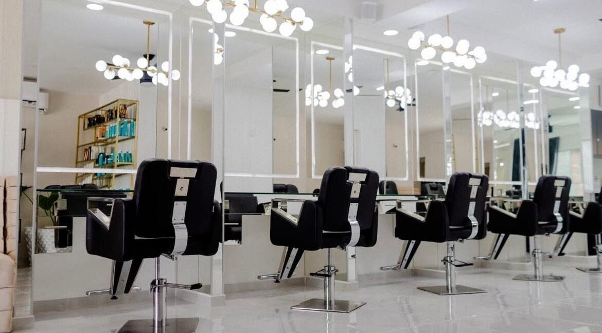 Elegant salon setup at Angel Rodríguez @Glam House, Puerto Vallarta, Jalisco, MX with modern black chairs.