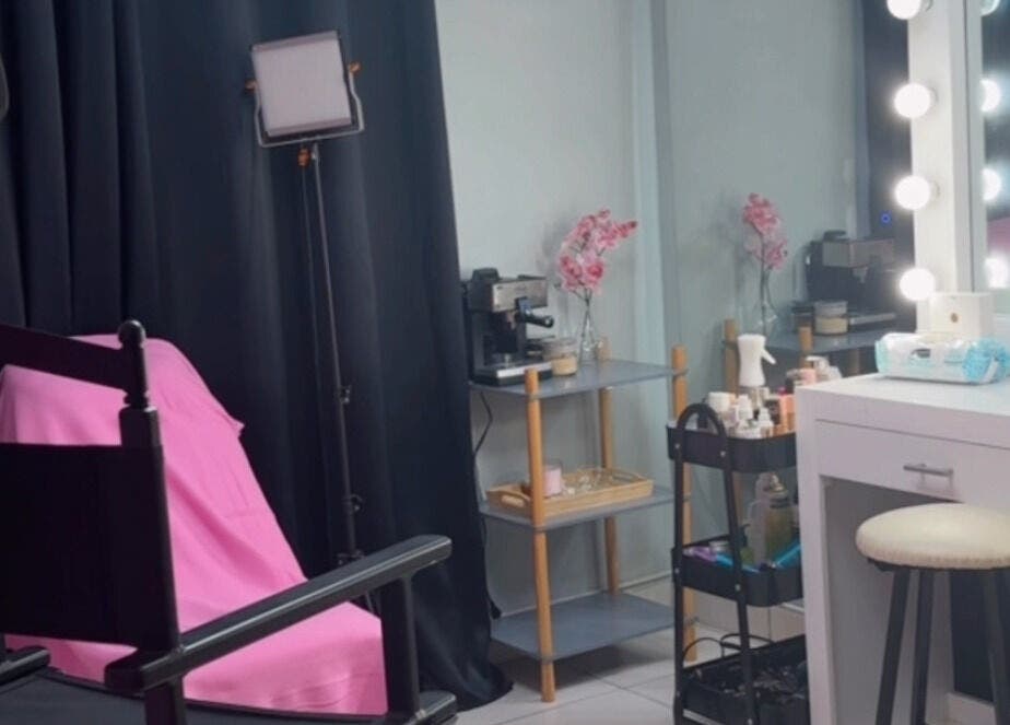 Interior moderno de ClarrMakeup en Santo Domingo Este, Santo Domingo, DO con tocador iluminado y decoración elegante.