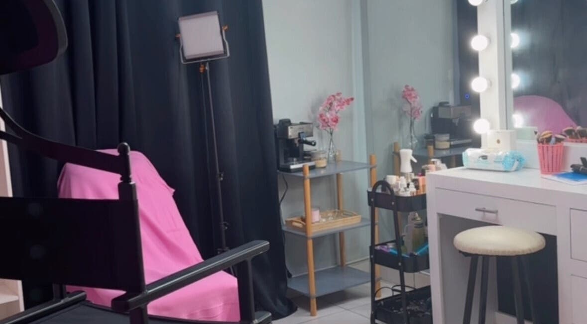 Interior moderno de ClarrMakeup en Santo Domingo Este, Santo Domingo, DO con tocador iluminado y decoración elegante.