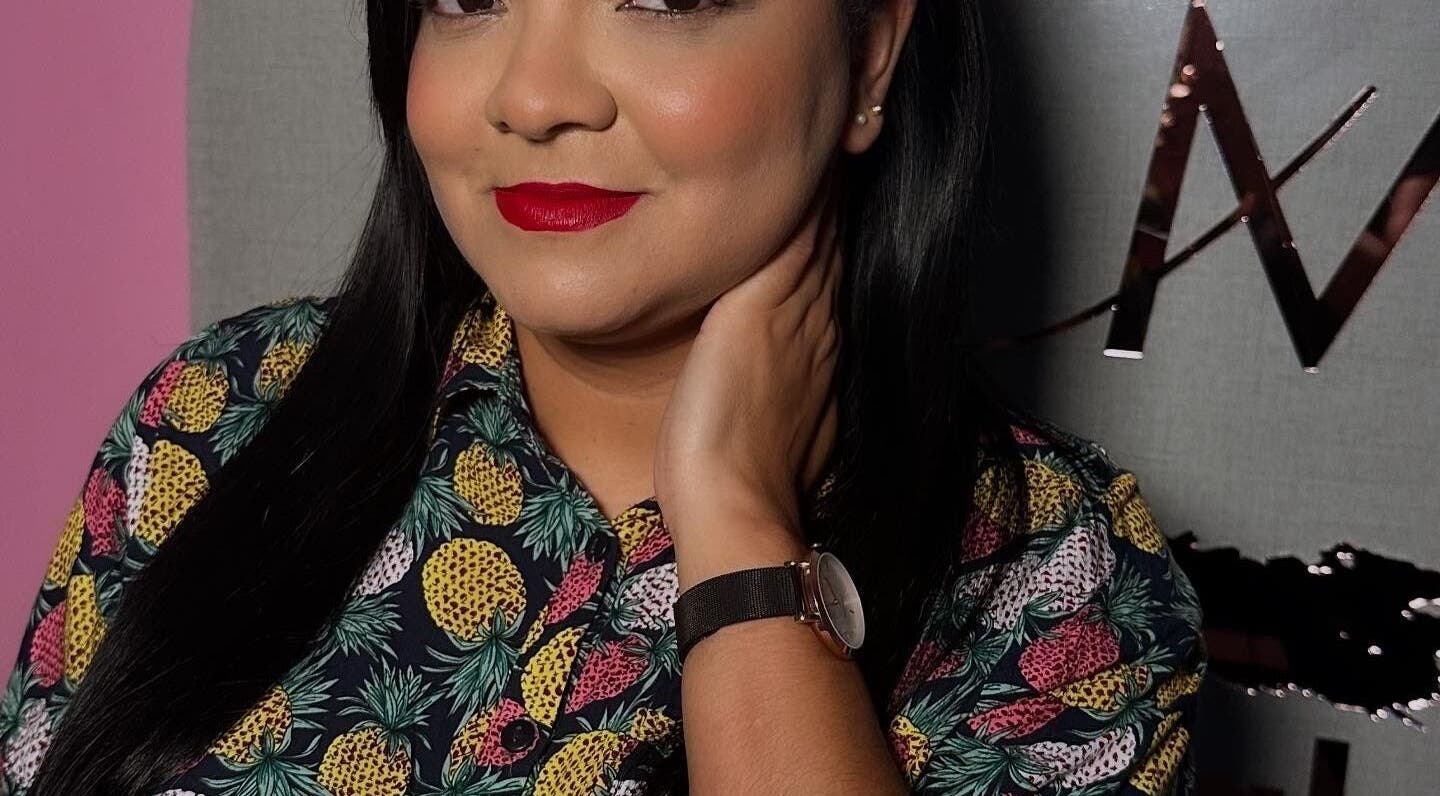 Mujer sonriente con maquillaje impecable en ClarrMakeup, Santo Domingo Este, Santo Domingo, DO.