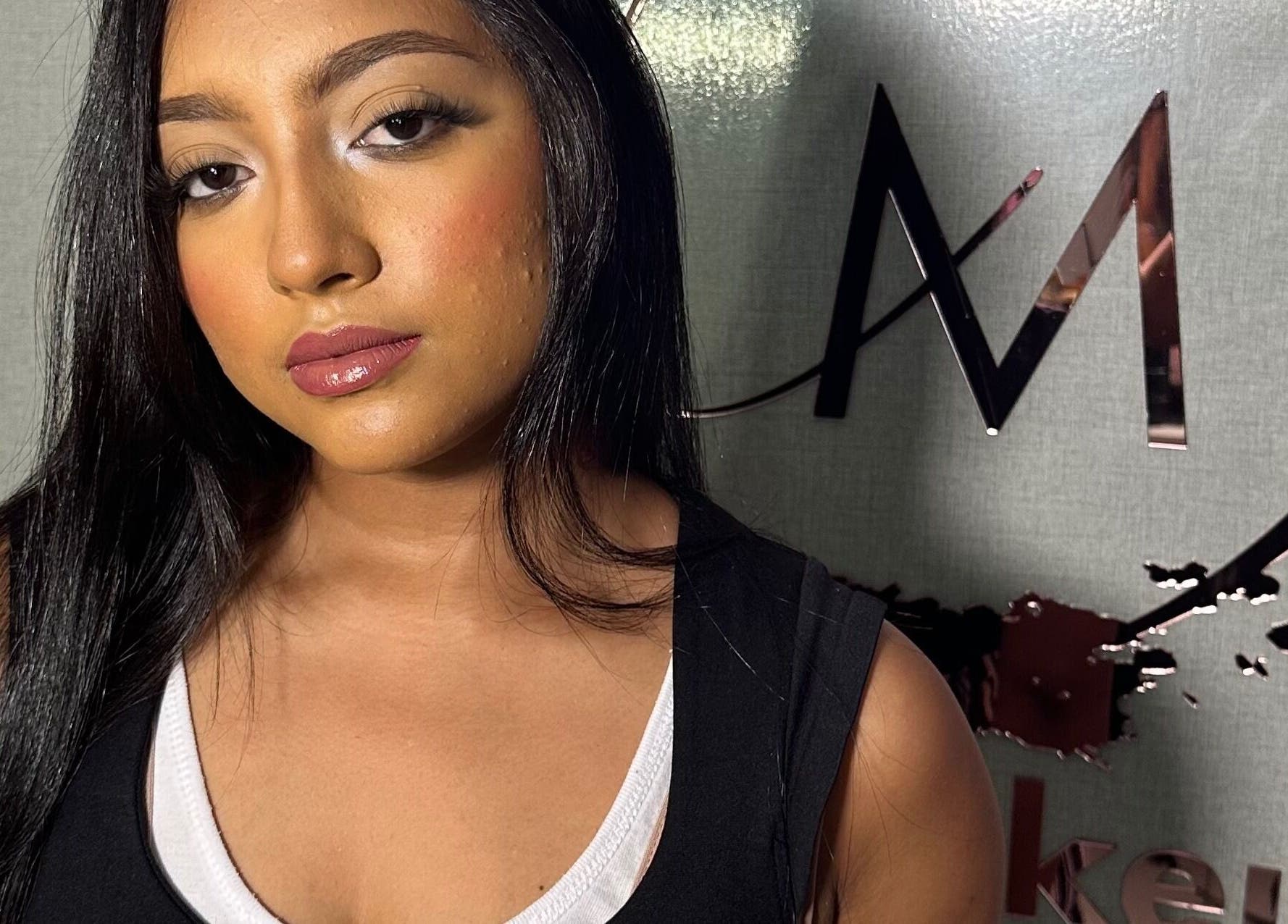 Mujer con maquillaje impecable en ClarrMakeup, Santo Domingo Este, Santo Domingo, DO.