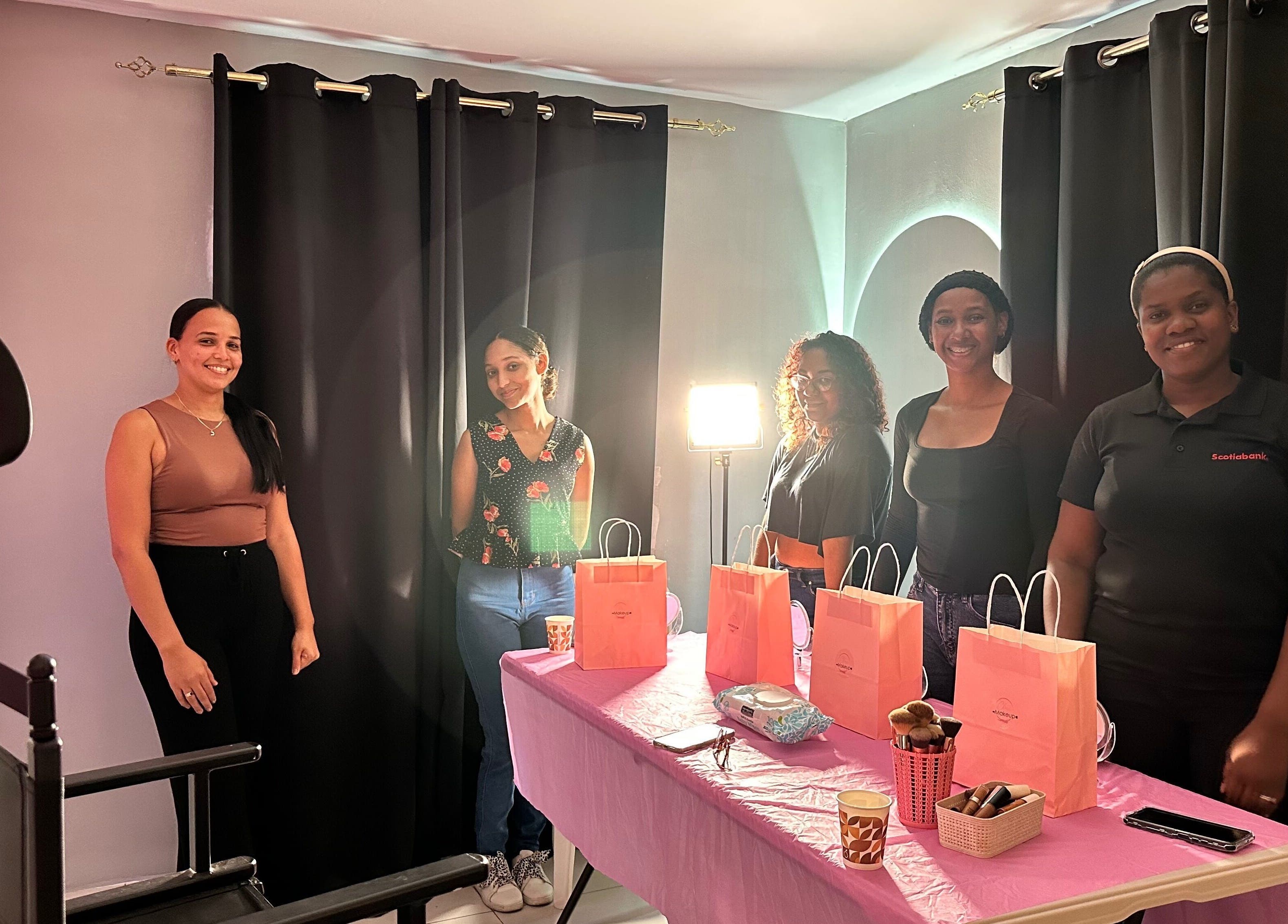 Equipo de ClarrMakeup en Santo Domingo Este, Santo Domingo, DO listos para atender clientes de belleza.