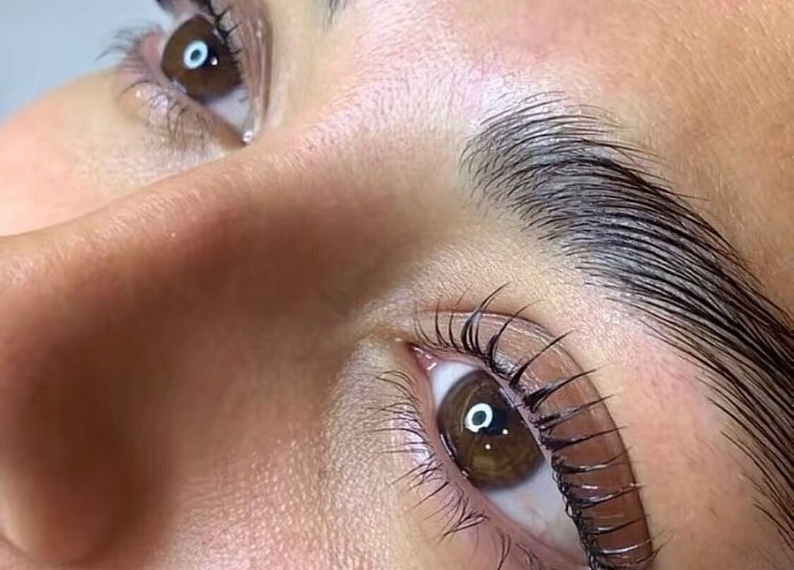 Close-up van perfect gestileerde wimpers en wenkbrauwen bij Zara Beauty, Rotterdam, Zuid-Holland, NL.