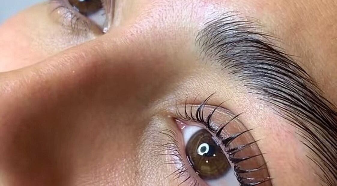 Close-up van perfect gestileerde wimpers en wenkbrauwen bij Zara Beauty, Rotterdam, Zuid-Holland, NL.