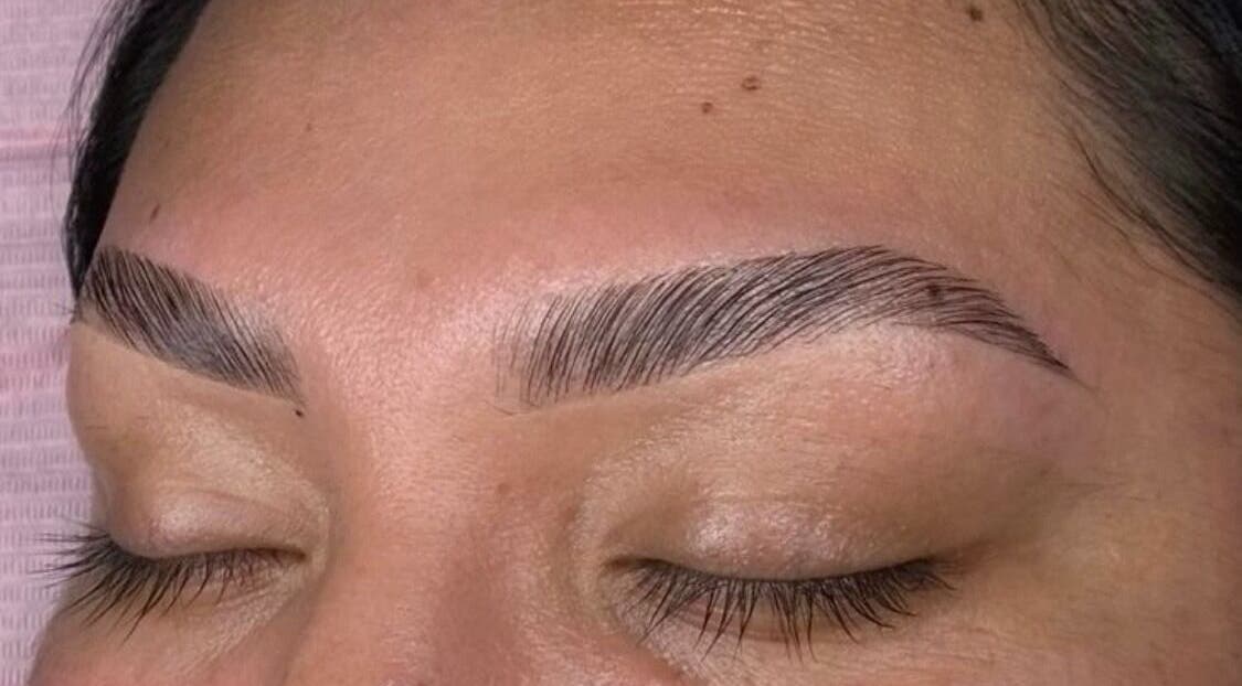 Perfect gestylde wenkbrauwen bij Zara Beauty, Rotterdam, Zuid-Holland, NL.