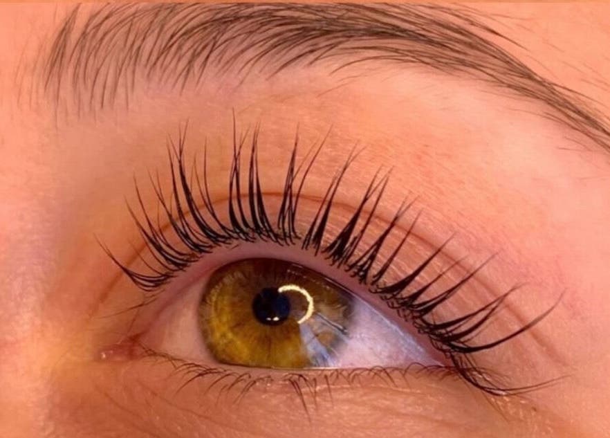 Wimperextensie bij Zara Beauty, Rotterdam, Zuid-Holland, NL. Natuurlijke uitstraling en verhoogde schoonheid.