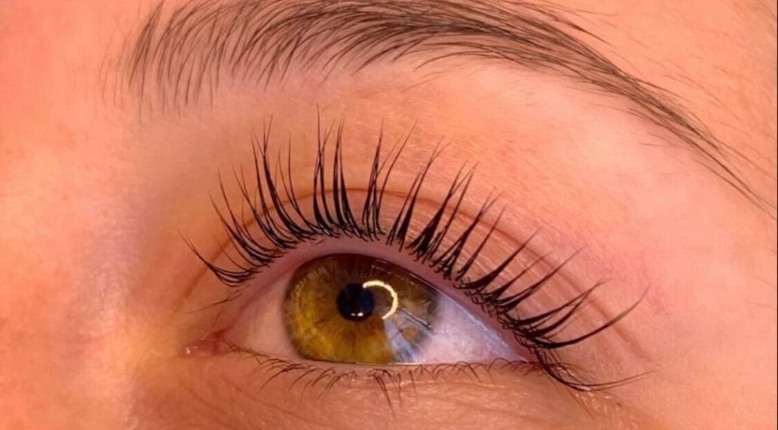 Wimperextensie bij Zara Beauty, Rotterdam, Zuid-Holland, NL. Natuurlijke uitstraling en verhoogde schoonheid.