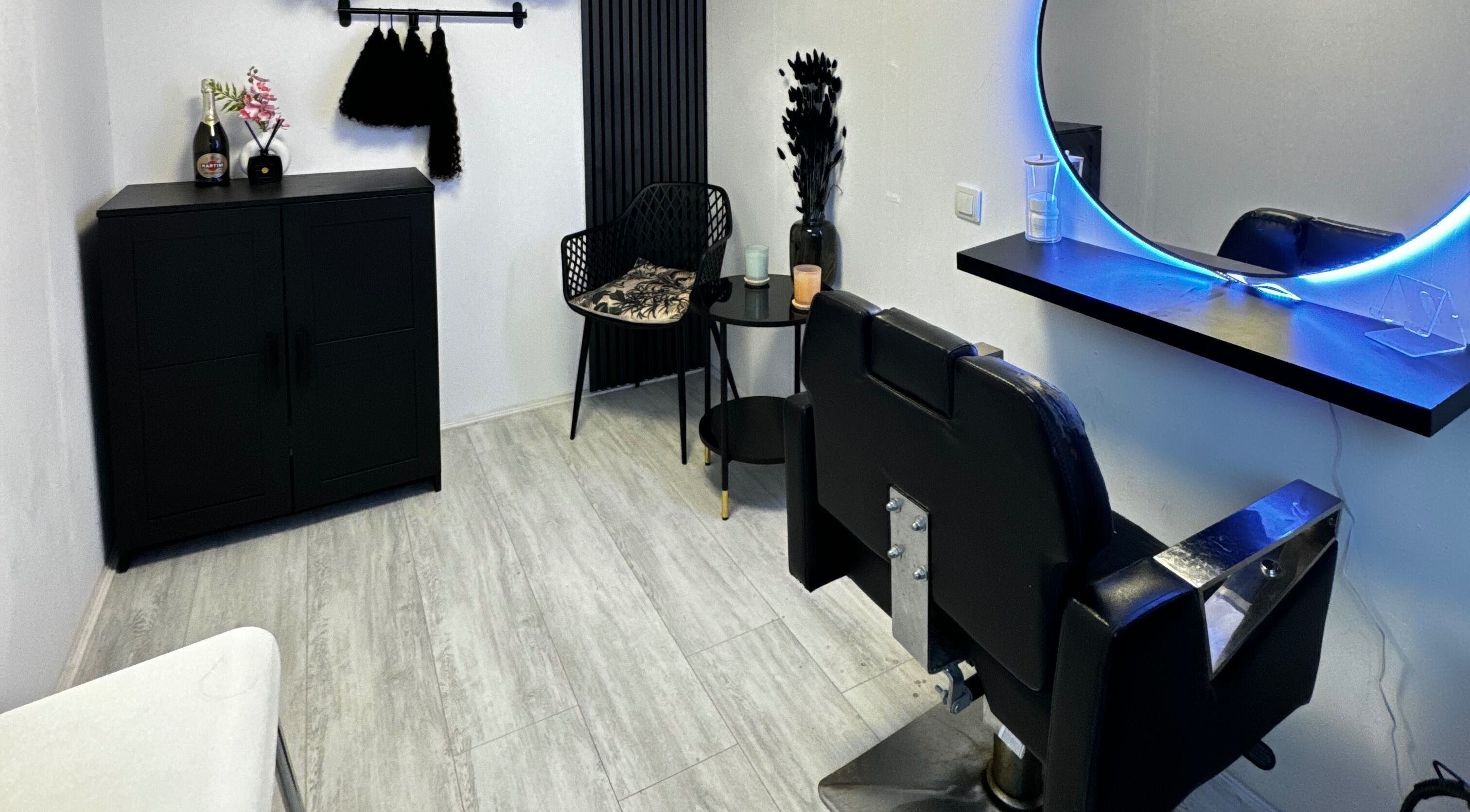 Elegant ingerichte salon bij Cheniqua’s braids and more, Paramaribo, Paramaribo, SR met moderne zwart-witte decor.